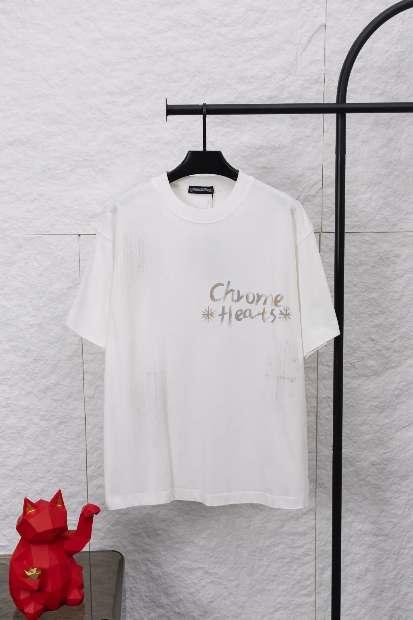 P240 model number/F060 Chrome hearts new hand-painted T-shirt. Heavy 350g double yarn fabric. Wash the whole garment twice. The four sides are frayed and picked. Heavy fabric. The neckline is made of icy Salona. Loose version. Deep, wide and stylish. No deformation or shrinkage. Fabric: 350g. Version: loose. Color: black and white.